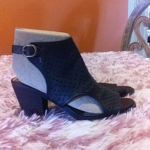 Lucky Brand leather sandals.